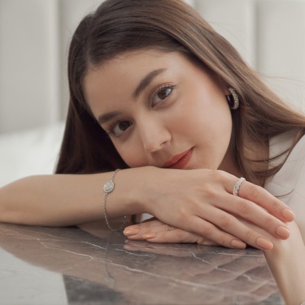 สร้อยข้อมือโซ่คั่นเหรียญ